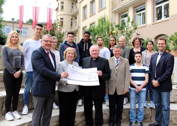 Scheckübergabe-Ketteler-Stiftung_Ketteler-Schule